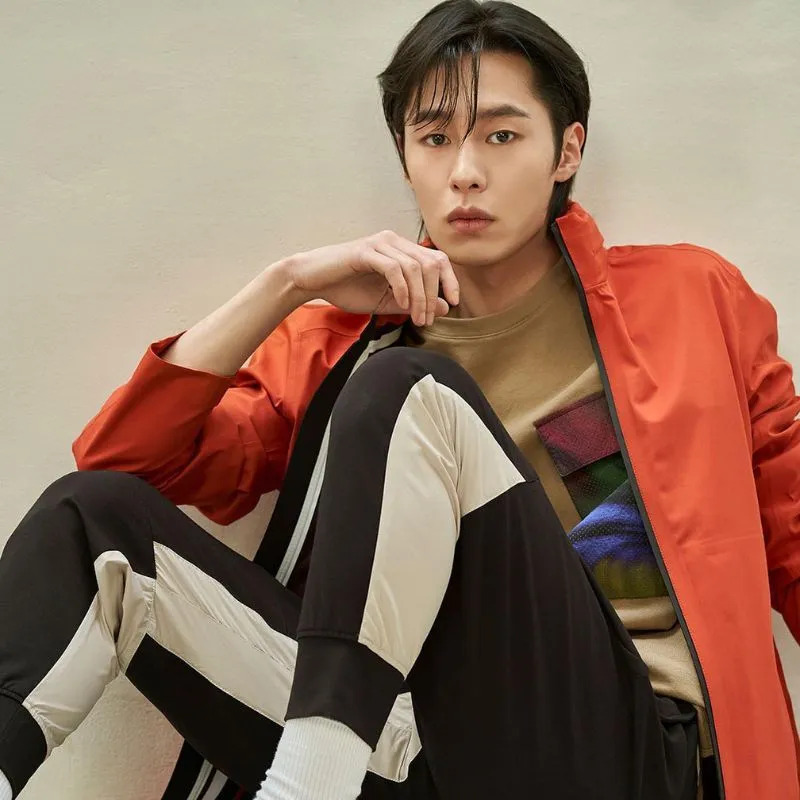  Lee Jae Wook laughing joyfully while appearing on the variety show Master in the House.